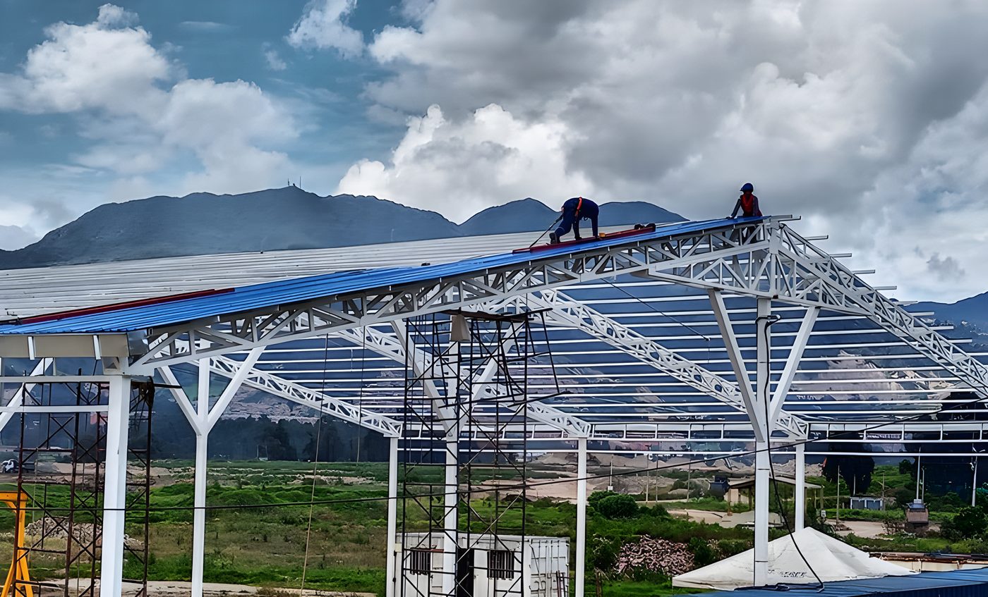 Estructura de cubierta metálica con cercha blanca en montaje