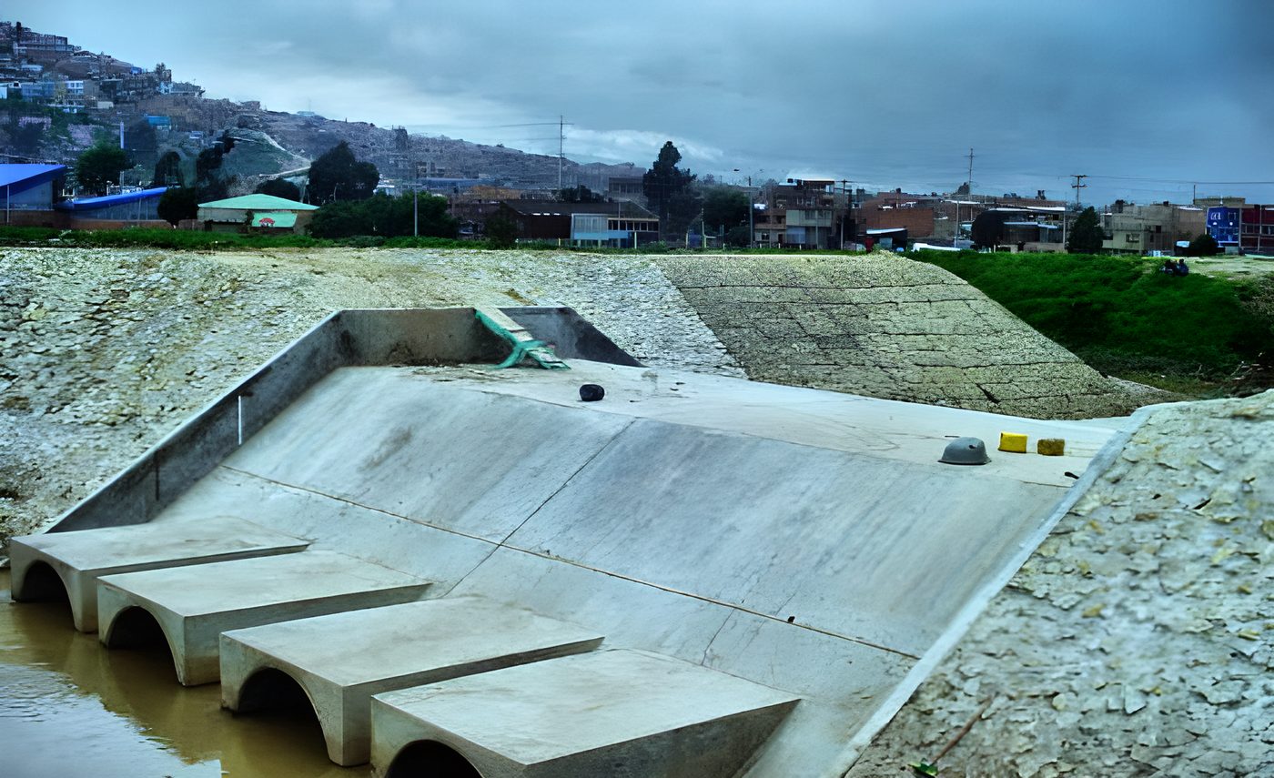 Obra civil: canal de concreto con disipadores en una obra de infraestructura