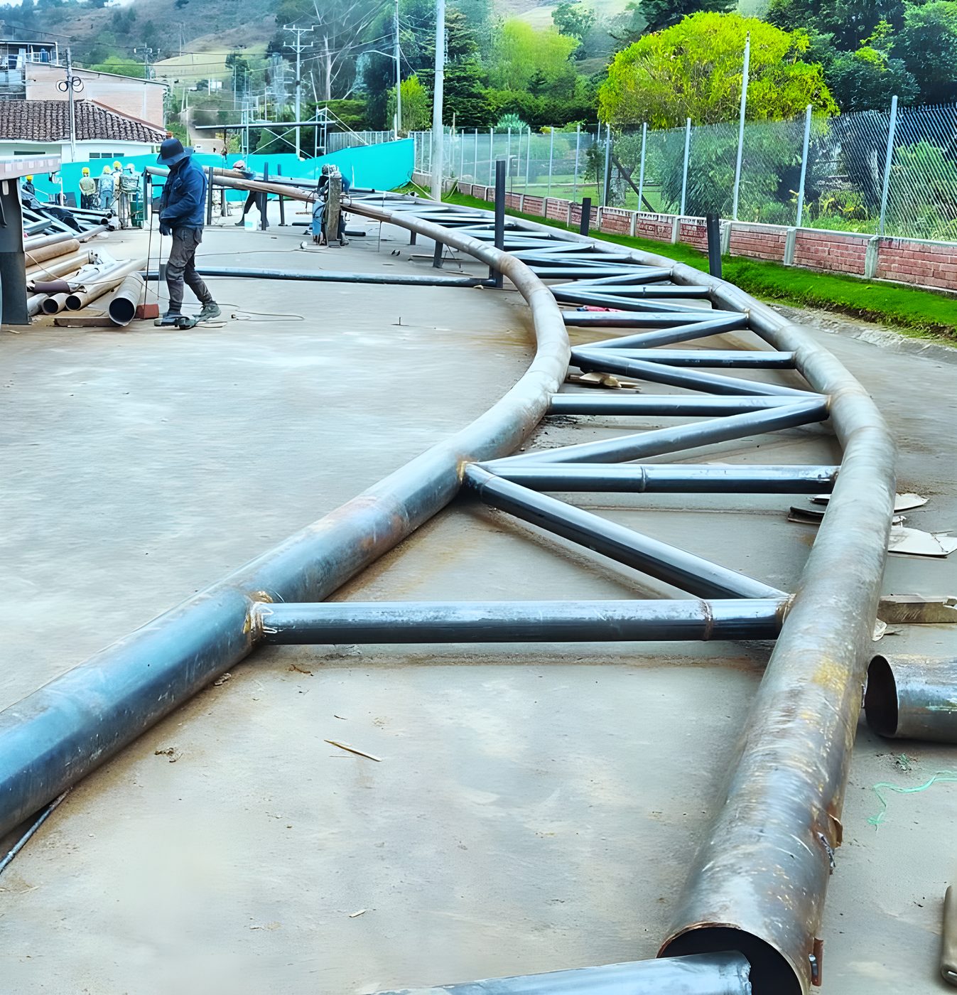 Cercha tubular curva fabricada para un espacio público